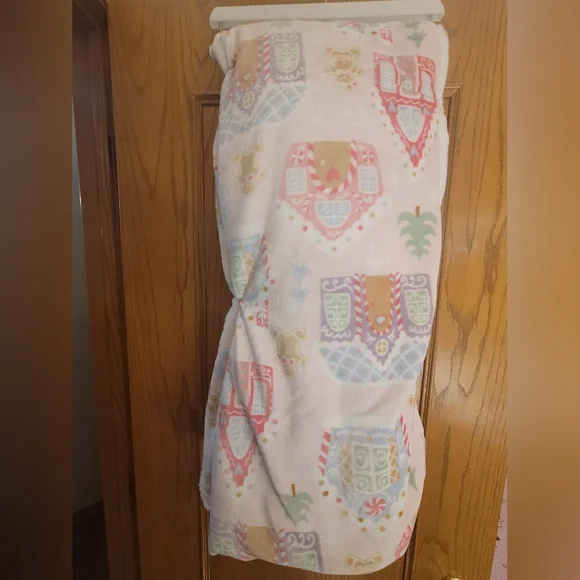 Cupcakes and Cashmere Faux Fur Decorative Throw. - Picture 3 of 3